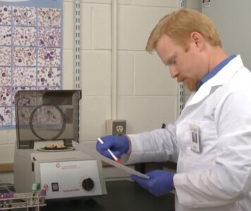 Клиника лечения наркозависимости в Красном Селе Врач в кабинете клиники